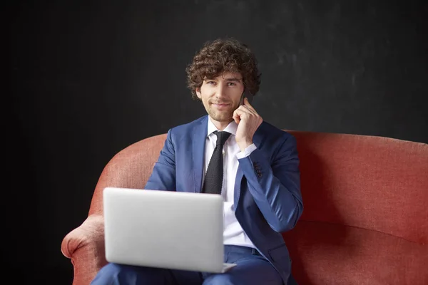 Geschäftsmann mit Laptop — Stockfoto