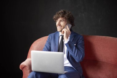 mutlu genç işadamı portresi 