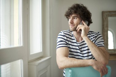 biri ile onun telefonda konuşan genç adam