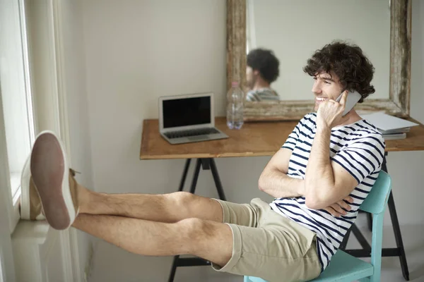 Joven trabajando desde casa — Foto de Stock