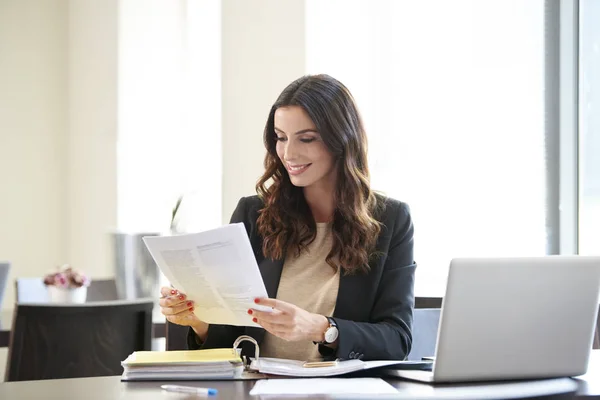 Giovane donna d'affari in ufficio — Foto Stock