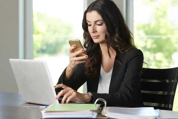 Jeune femme d'affaires au bureau — Photo