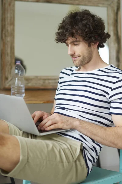 Jovem com laptop — Fotografia de Stock