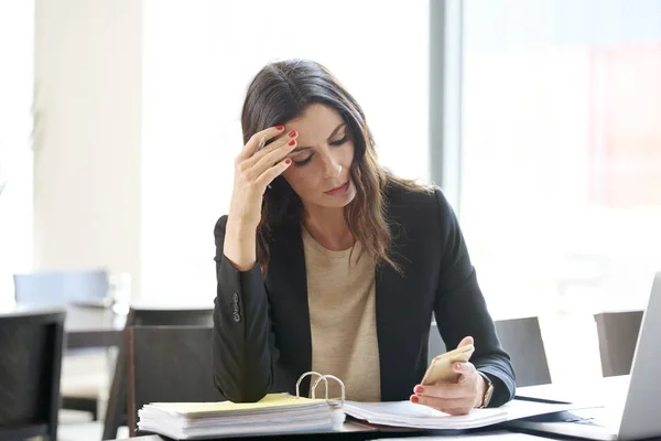 Jonge professionele vrouw benadrukt — Stockfoto