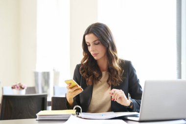 biraz evrak işi yapıyor küçük mali müşavir