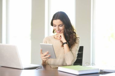 genç kadın dijital tablet kullanma