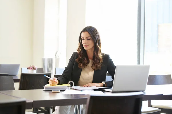 Geschäftsfrau arbeitet im Büro — Stockfoto