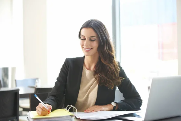 Geschäftsfrau arbeitet im Büro — Stockfoto