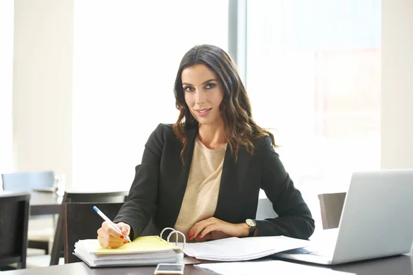 Empresária que trabalha no escritório — Fotografia de Stock