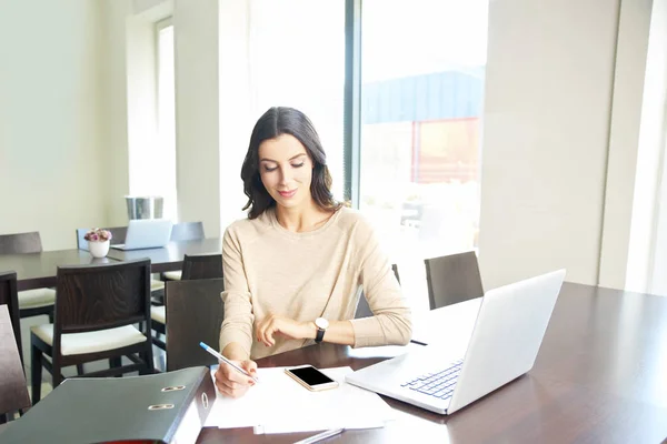 Empresária que trabalha no escritório — Fotografia de Stock