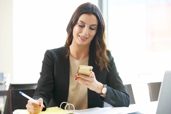 Junge Geschäftsfrau im Büro — Stockfoto