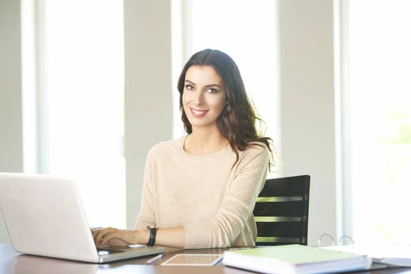 Mulher sorridente usando laptop — Fotografia de Stock