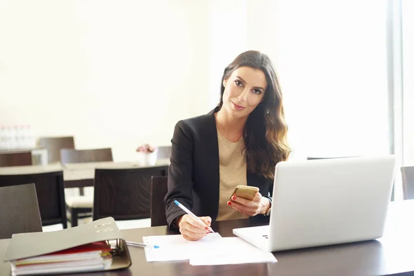 Junge Geschäftsfrau im Büro — Stockfoto