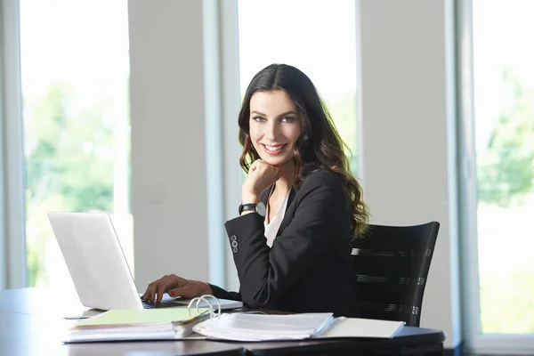 Selbstbewusster Finanzassistent — Stockfoto