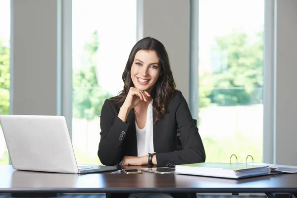 Mujer de ventas en la oficina — Foto de Stock