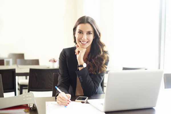 Självsäker ung affärskvinna porträtt — Stockfoto