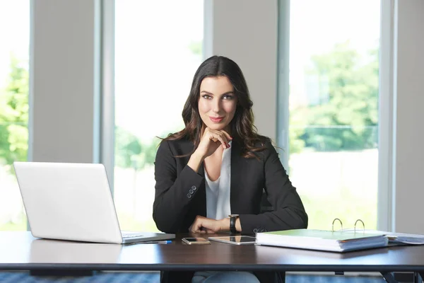 Tänkande ung affärskvinna på kontoret — Stockfoto