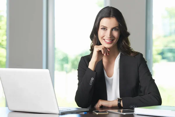 Smiling young businesswoman portrait — Stock Photo, Image