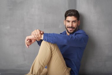 Kendine güvenen genç adam portresi