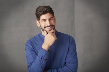 Kendine güvenen genç adam portresi