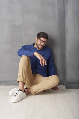 Kendine güvenen genç adam portresi