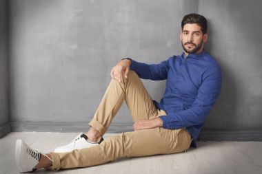 Kendine güvenen genç adam portresi