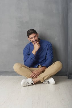 Kendine güvenen genç adam portresi