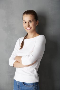 Gülümseyen genç kadın portresi