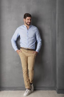 Kendine güvenen genç adam portresi