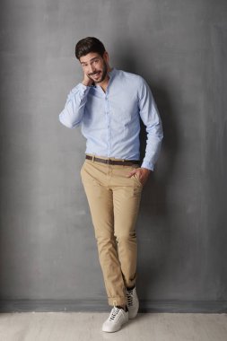 Kendine güvenen genç adam portresi