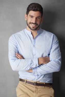 Kendine güvenen genç adam portresi