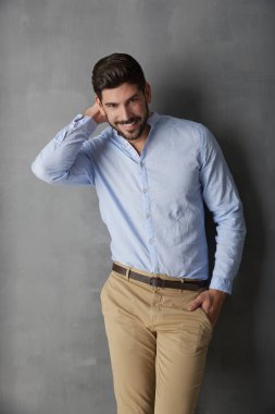 Kendine güvenen genç adam portresi