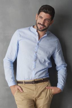 Kendine güvenen genç adam portresi