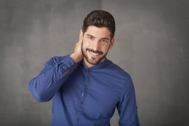 Kendine güvenen genç adam portresi