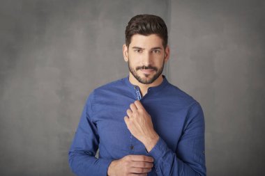 Kendine güvenen genç adam portresi