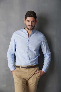 Kendine güvenen genç adam portresi