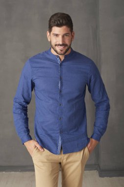 Kendine güvenen genç adam portresi