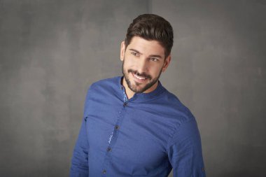 Kendine güvenen genç adam portresi