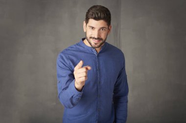 adamın parmağını bir şeyle gösterilen