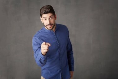 adamın parmağını bir şeyle gösterilen