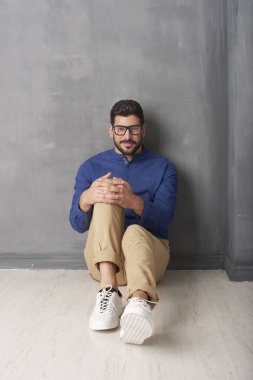 Sakin ol genç adam.