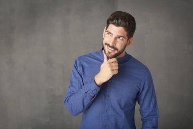 Kendine güvenen genç adam portresi