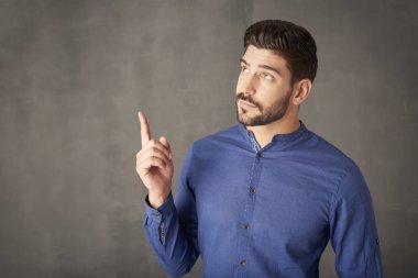 adamın parmağını bir şeyle gösterilen