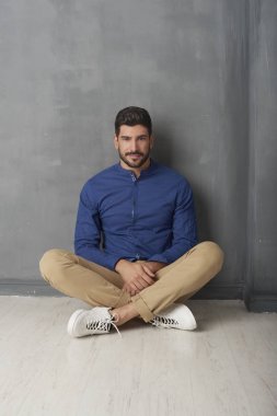 Sakin ol genç adam.