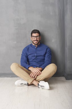 Sakin ol genç adam.