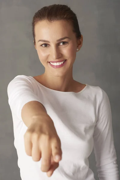 Mujer mostrando algo con su dedo — Foto de Stock