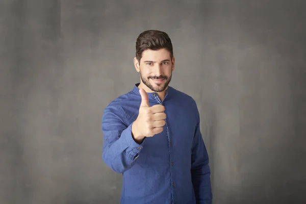 Mann zeigt Daumen hoch — Stockfoto