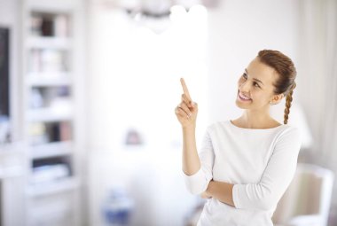 kadının parmağına bir şeyle gösterilen