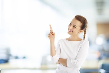 Kadın parmağıyla işaret ediyor.