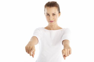 Kadın parmağıyla işaret ediyor.